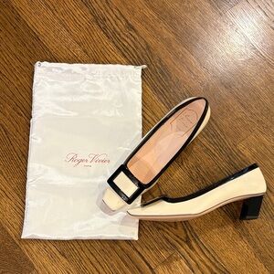 Roger Vivier Belle Vivier NWOB off white with black patent leather pumps, 38 (8)
